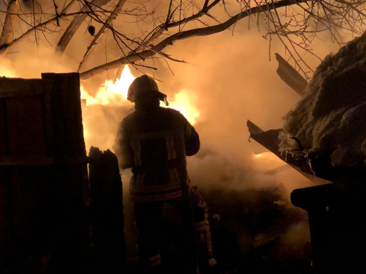 Фото Свежие кадры: в Новосибирске ликвидируют крупный пожар в частном секторе 2